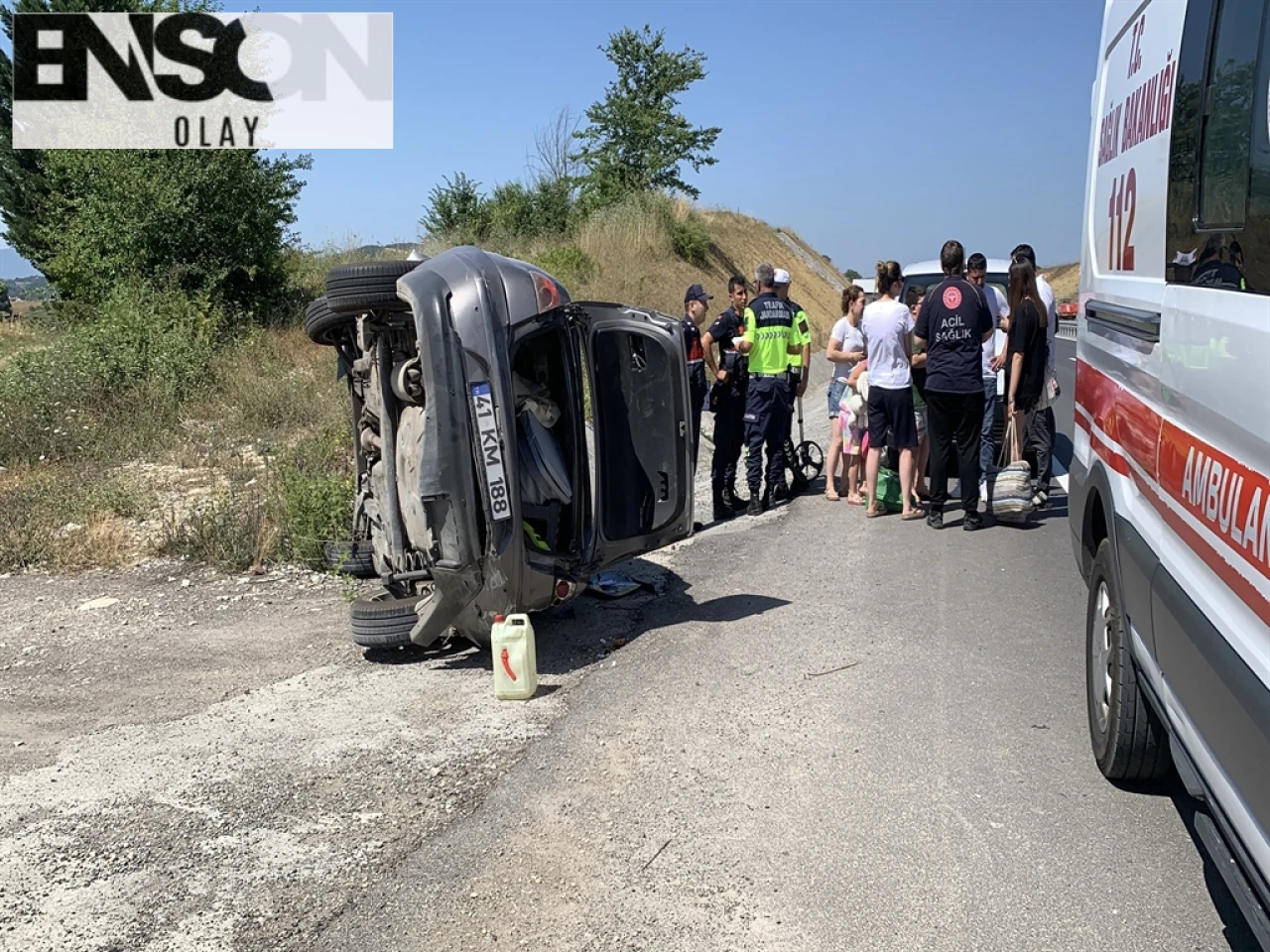 Kandıra'da 3'ü çocuk 5 kişinin bulunduğu otomobil takla attı, yaralılar ayakta tedavi edildi.