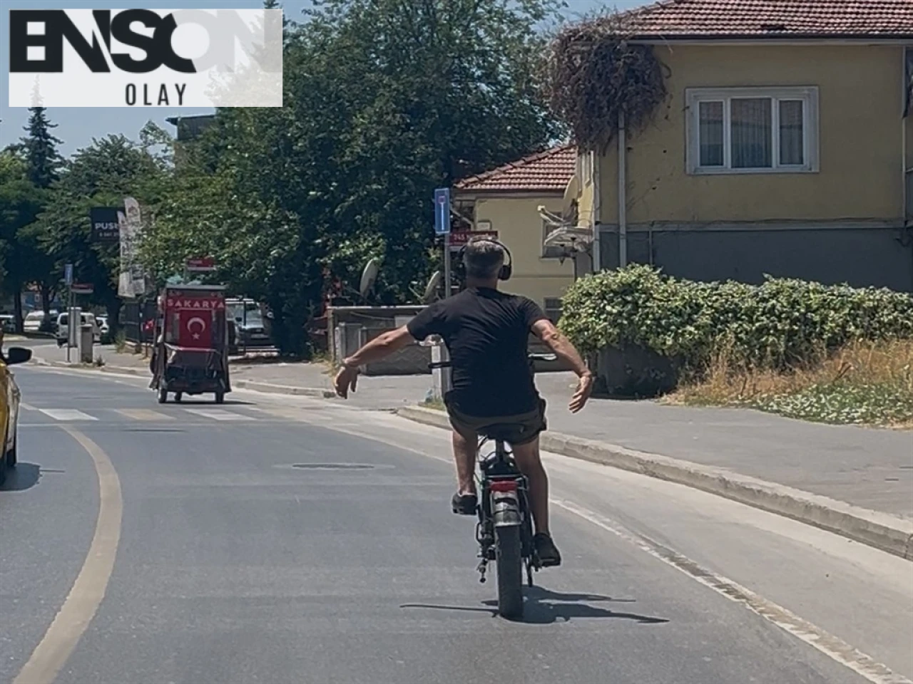 Adapazarı'da Elektrikli Bisiklet Sürücüsünden Trafikte Dans Gösterisi!