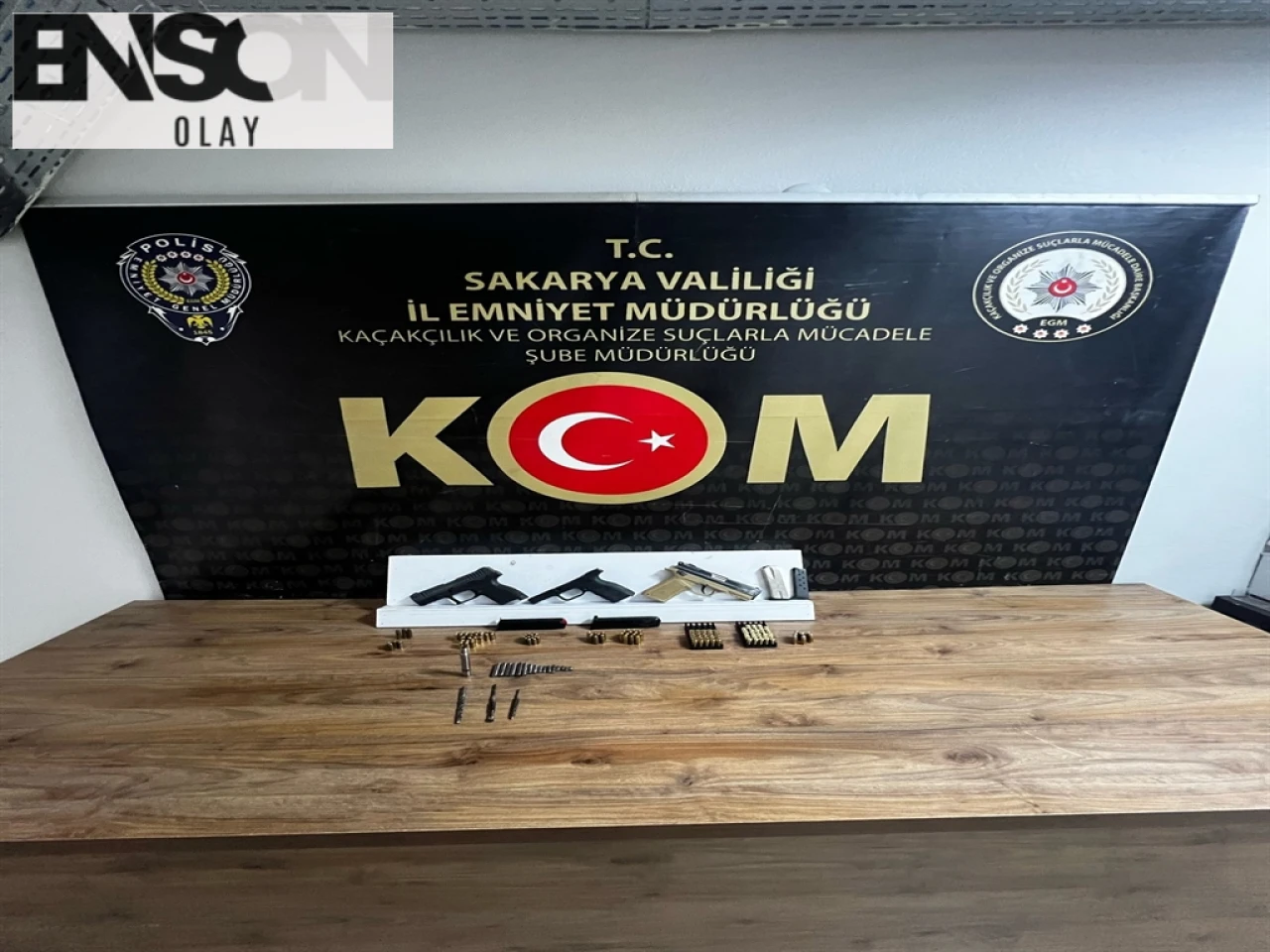 Sakarya'da Silah Kaçakçılığı Operasyonunda 5 Tabanca ve 125 Mermi Ele Geçirildi, 4 Gözaltı.