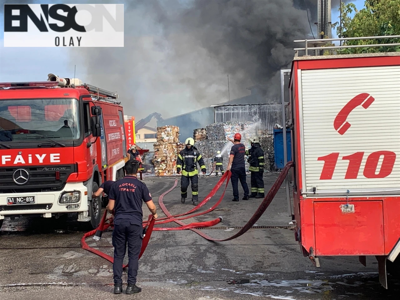 İzmit'teki Geri Dönüşüm Tesisi Yangınında İtfaiye Ekipleri Müdahale Ediyor