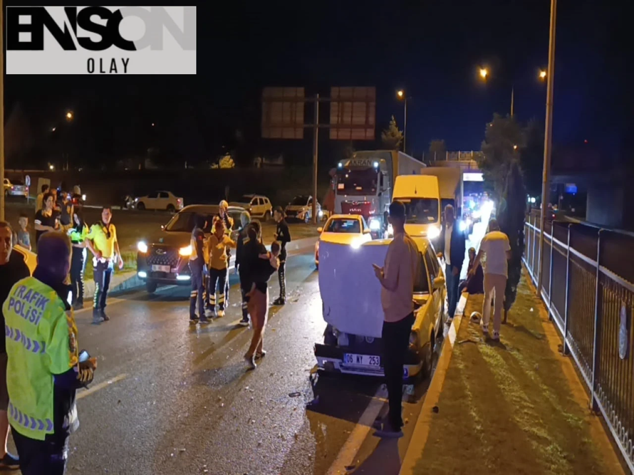 İnegöl'de zincirleme kaza: 2 otomobil ve 1 cip çarpıştı, 4 kişi yaralandı