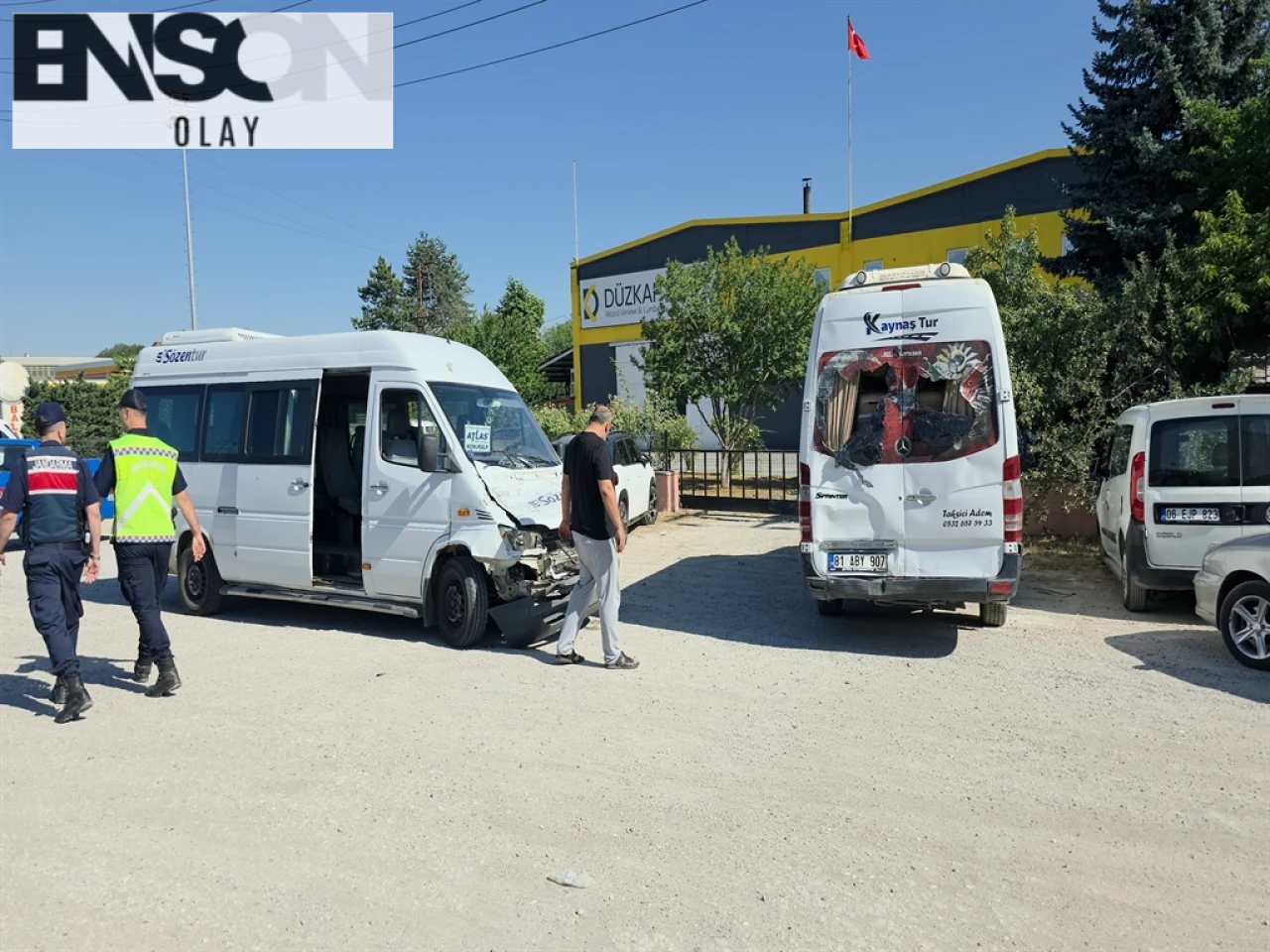 DÜZCE'de Yol Çalışması Sırasında Minibüsler Çarpıştı: 8 İşçi Yaralandı