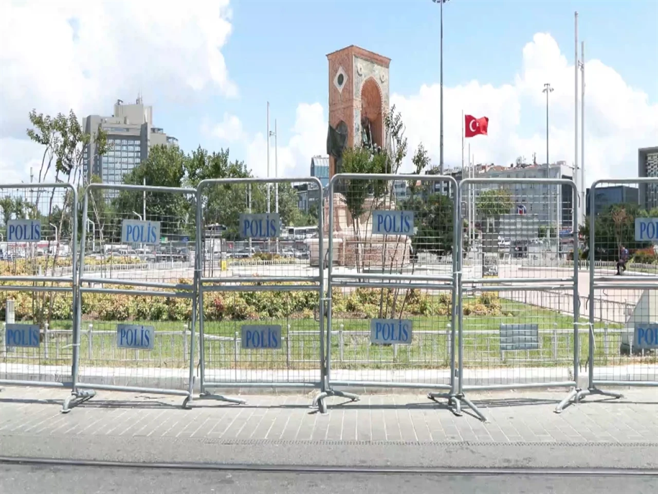 İstanbul'da Onur Yürüyüşü Sebebiyle Taksim Meydanı'nda Önlemler Alındı