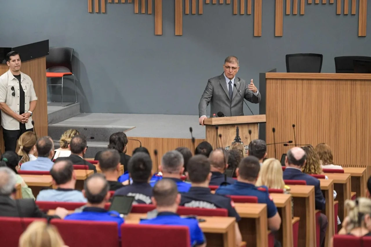 Tugay personel ile bayramlaştı: Bu şehrin hizmetinde olmak onurdur