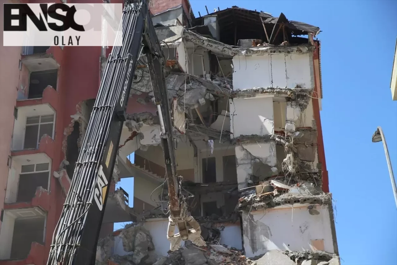 Rize'de Tahliye Edilen 8 Katlı Binaların Yıkımına Başlandı, Yıkım İşlemi Dört Günde Tamamlanacak.
