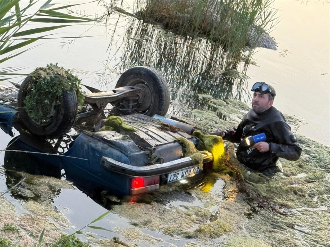 AFAD ekipleri Sakarya Nehri'nde kurtardı! Otomobil suya düştü, 3 kişiden 2'si sağ salim çıkarıldı.