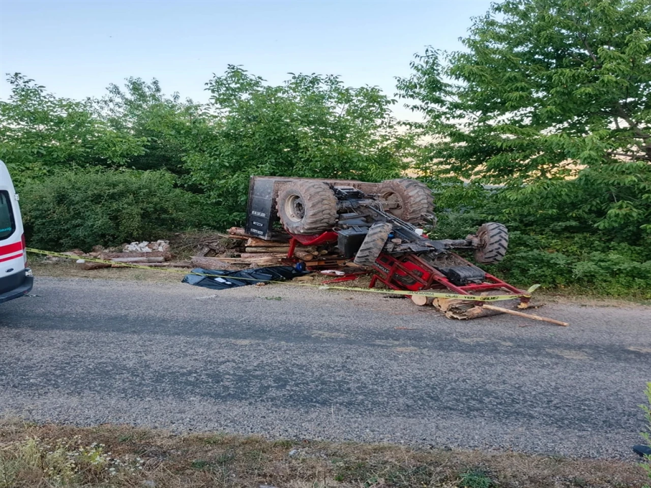 Bolu'da traktör devrildi: 1 ölü, 2 yaralı