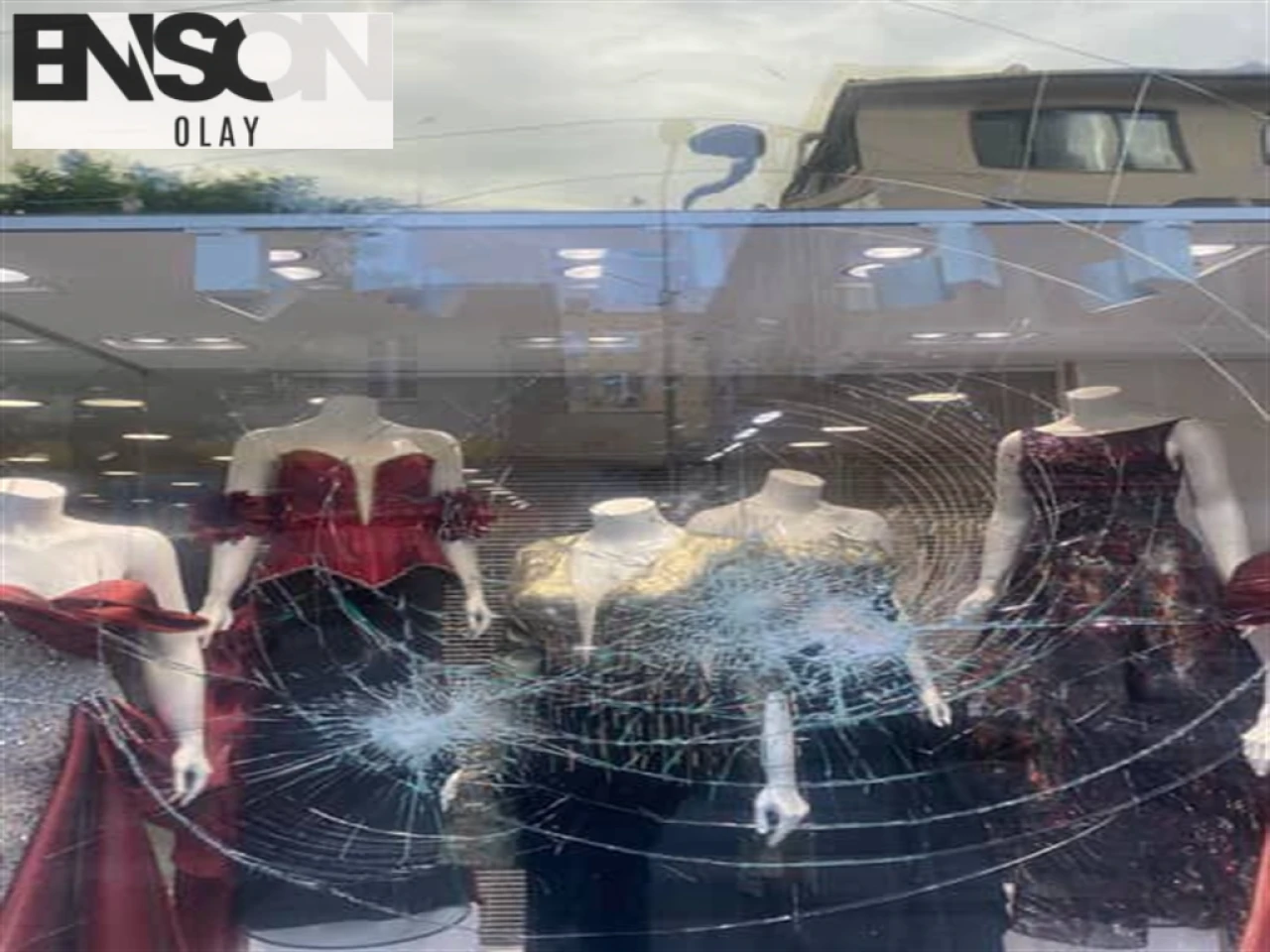 BAKIRKÖY'de Taşlı Saldırgan Gözaltında! Şüphelinin İş Yerlerine Zarar Veren Saldırıları Kameralara Yansıdı.