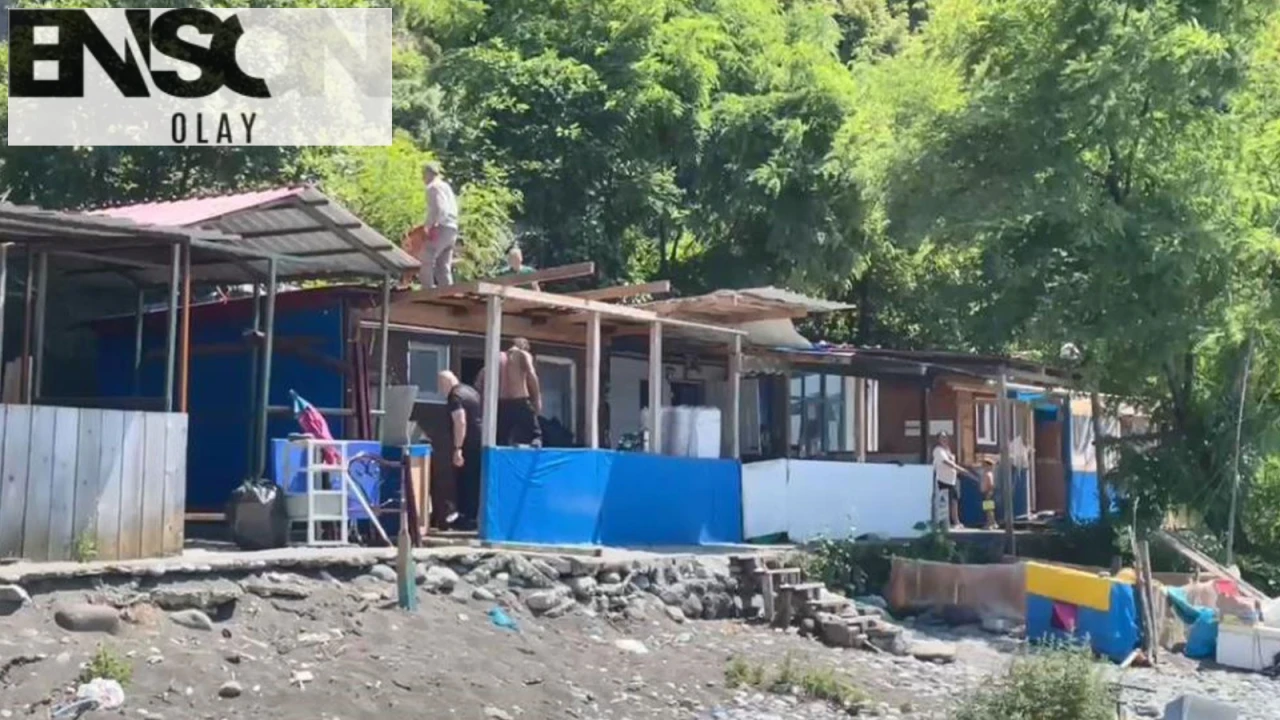 Hopa'da Kaçak Barakalar Yıkıldı, Sahipleri Yapıları Kendi İmkanlarıyla Söktü.