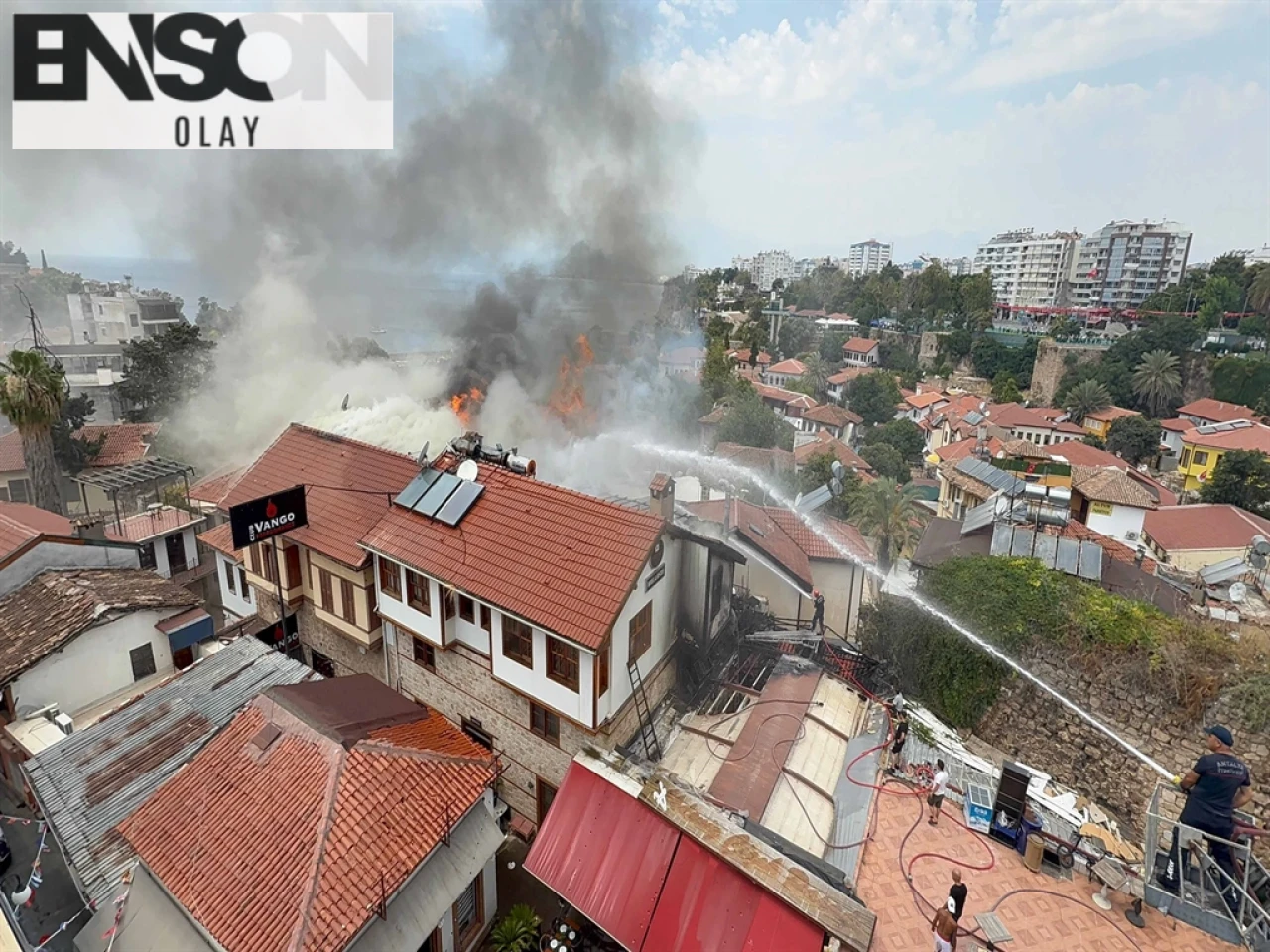 Antalya Kaleiçi'nde Otel ve İş Yerlerini Sıkan Yangına İtfaiye Müdahale Ediyor