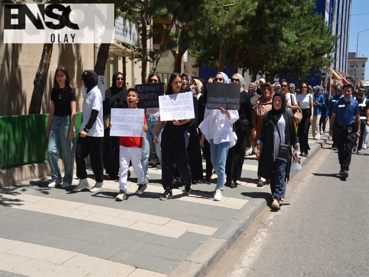 Suşehri'de Şüpheli Ölüm Sonrası Düzenlenen Yürüyüşte Kadına Şiddet Protestosu