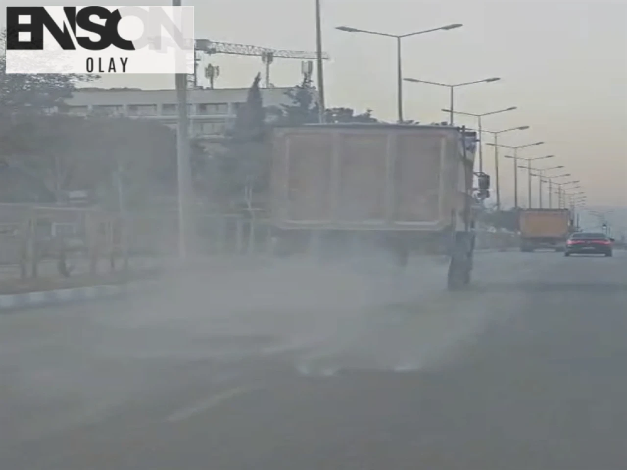 Hafriyat kamyonu kasasındaki kumları yola dökerek trafik güvenliğini tehlikeye attı.