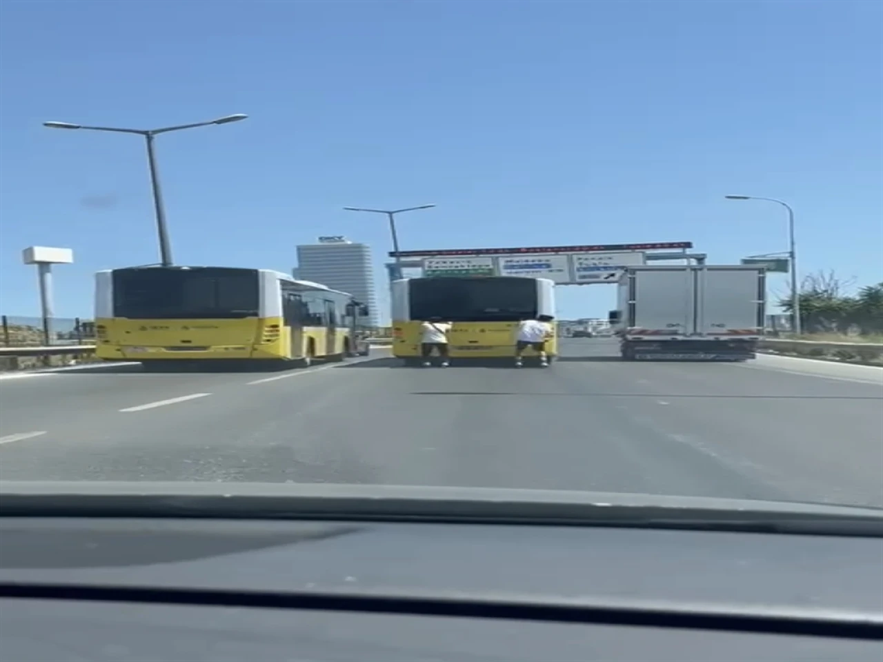 İETT Otobüsünün Arkasına Tutunan Patenli Gençler Tehlikeye Davetiye Çıkardı!