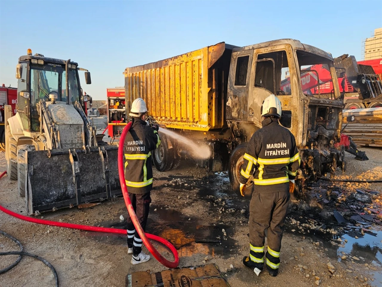 Mardin'de Park Halindeki Hafriyat Kamyonu Yanarak Kullanılamaz Hale Geldi