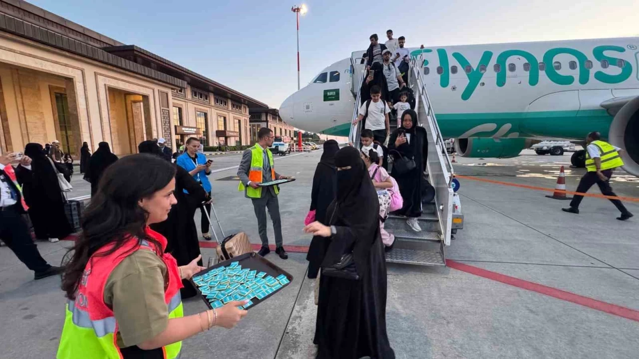 Suudi Arabistan'dan Rize'ye İlk Direkt Uçuş Gerçekleştirildi, Yolcular Coşkulu Törenle Karşılandı