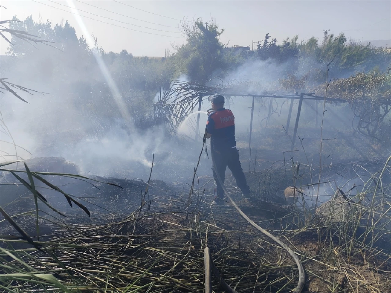 Silopi'de Doruklu Köyünde Çıkan Bahçe Yangını İtfaiye Tarafından Söndürüldü