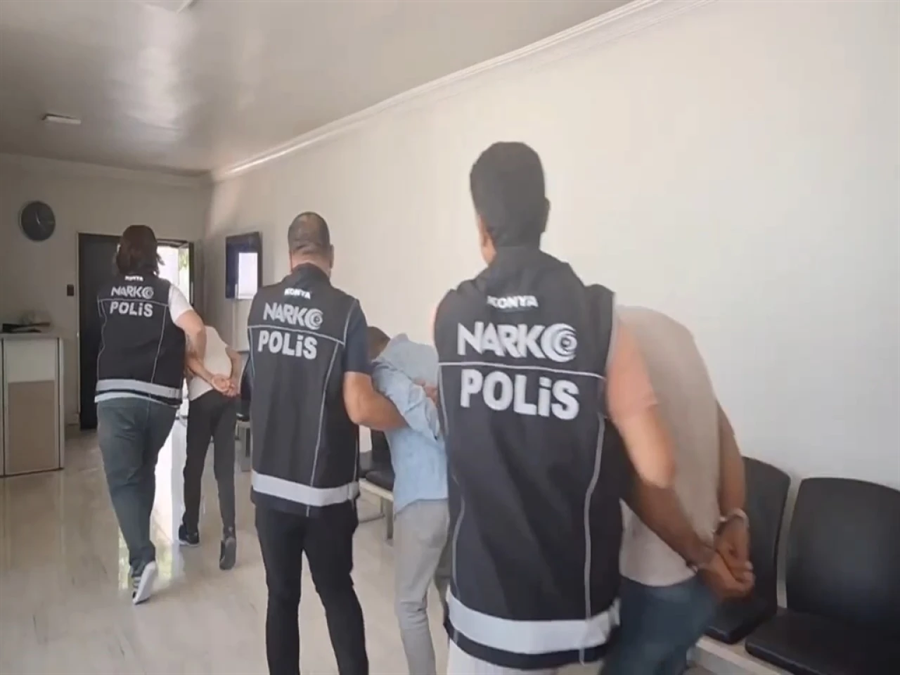 Konya'da 39 operasyonda 92 kişi gözaltında, 34'ü tutuklandı! Uyuşturucu ticareti anı kamerada!
