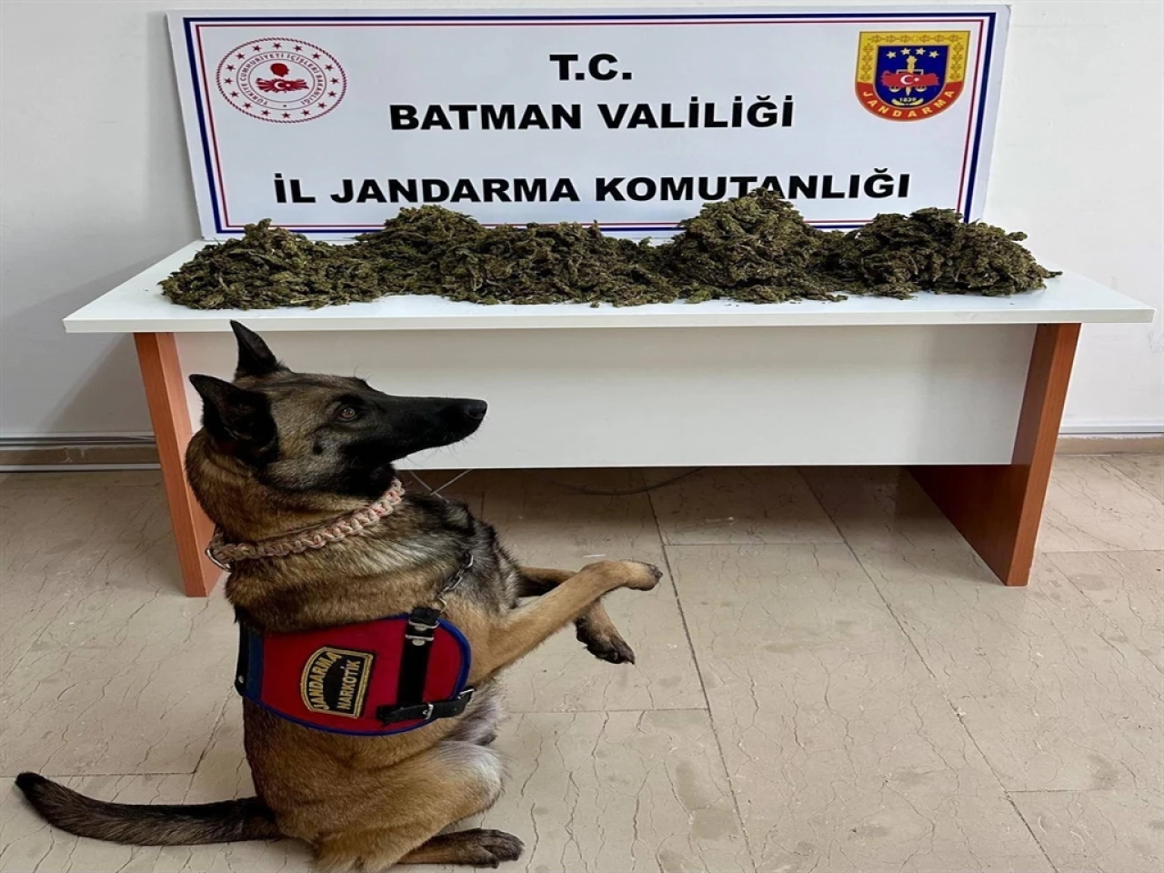 Batman'da Jandarma Operasyonu: Araçta 4 Kilo Esrar Ele Geçirildi, Şüpheli Tutuklandı.