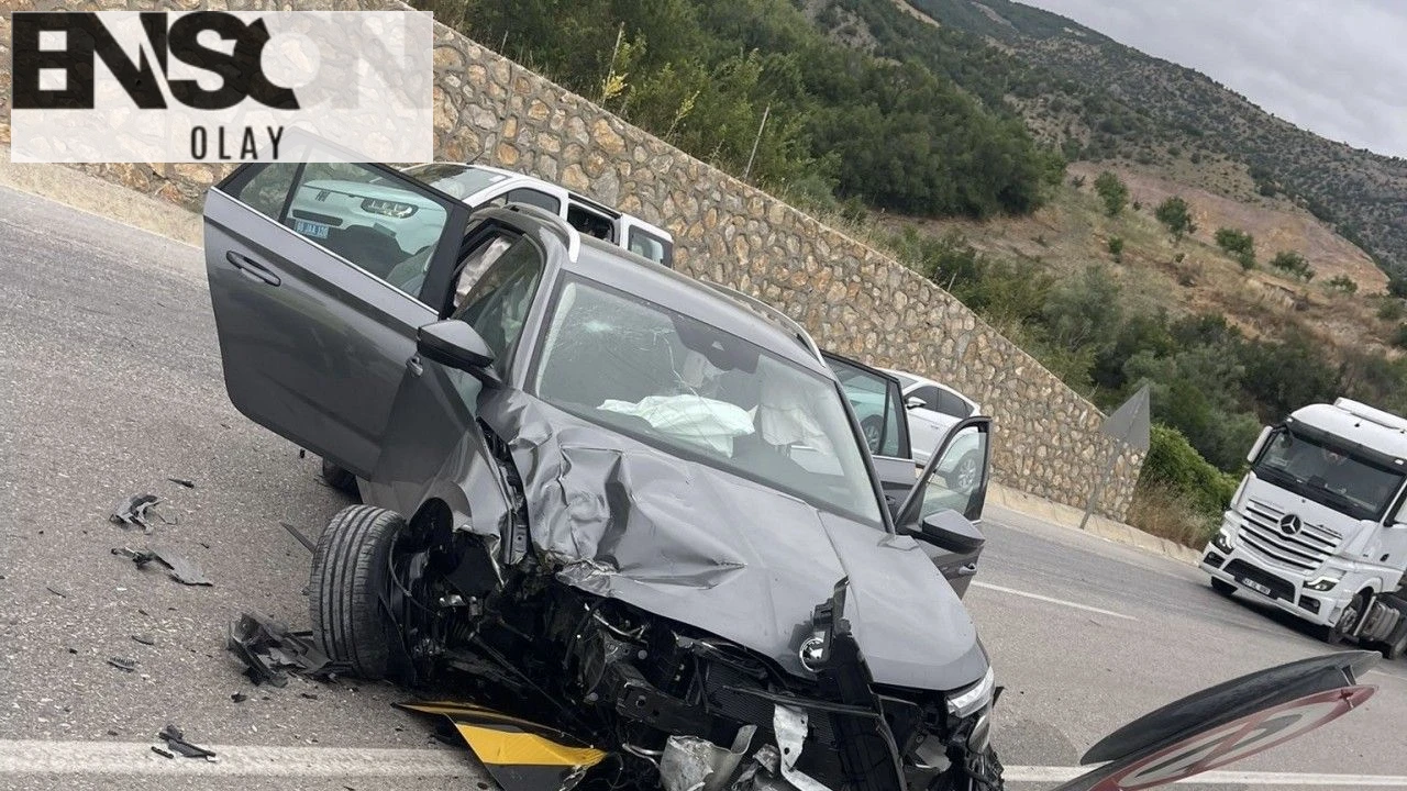 Tokat'ta meydana gelen kazada 3'ü çocuk toplam 8 kişi yaralandı, otomobil hurda yığınına döndü.