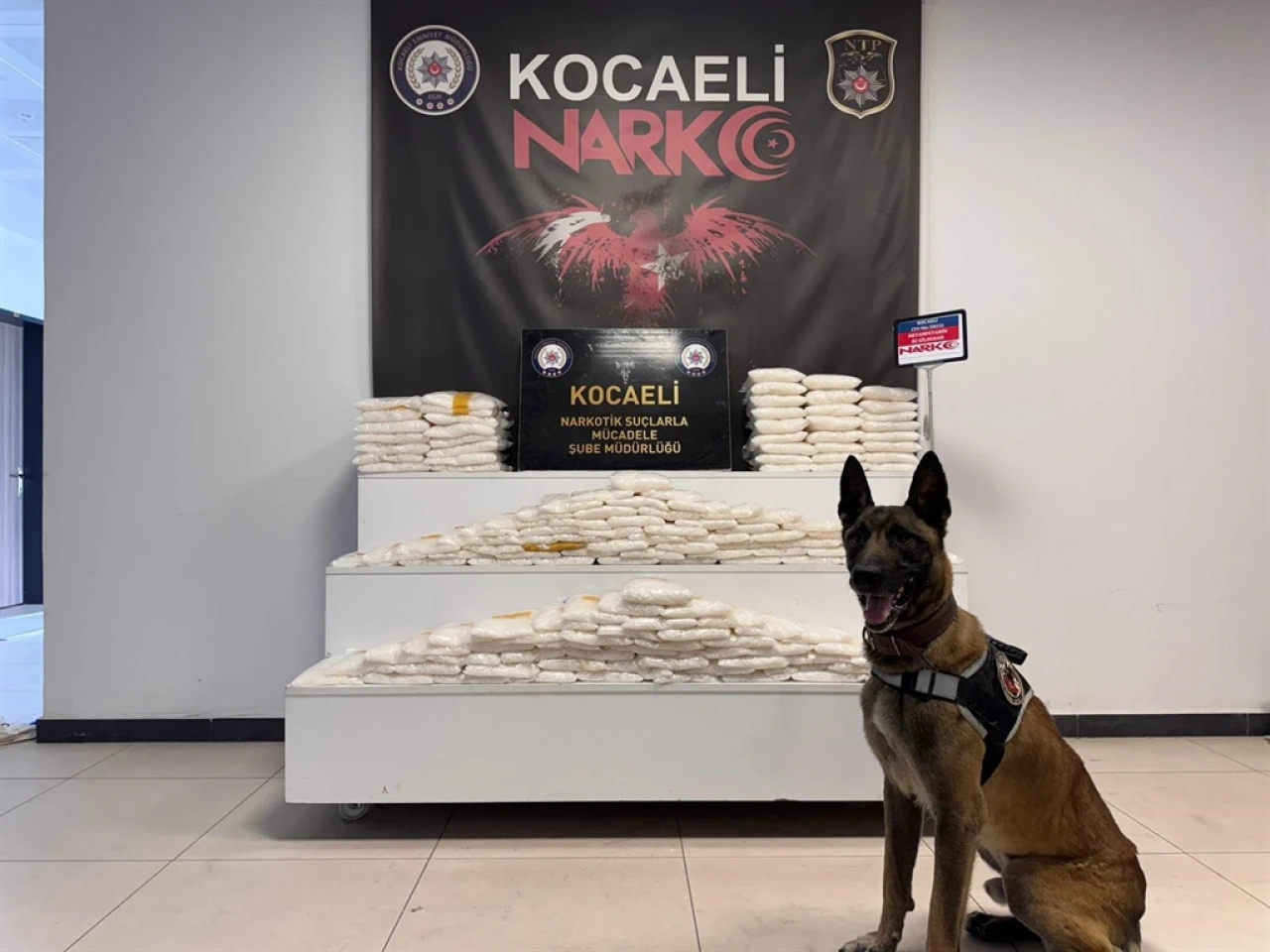 TEM Otoyolu'nda Gizlenmiş 82 Kilo Metamfetamin Ele Geçirildi, Sürücü Gözaltında!