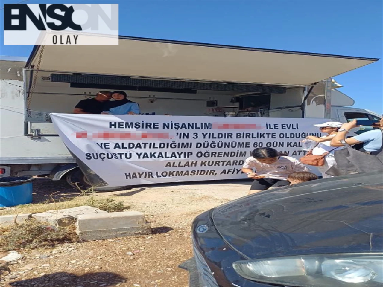 Adana'da Hemşire Nişanlısını Aldattığını İddia Eden Genç, Hastane Önünde Skandal Bir Eylem Gerçekleştirdi.