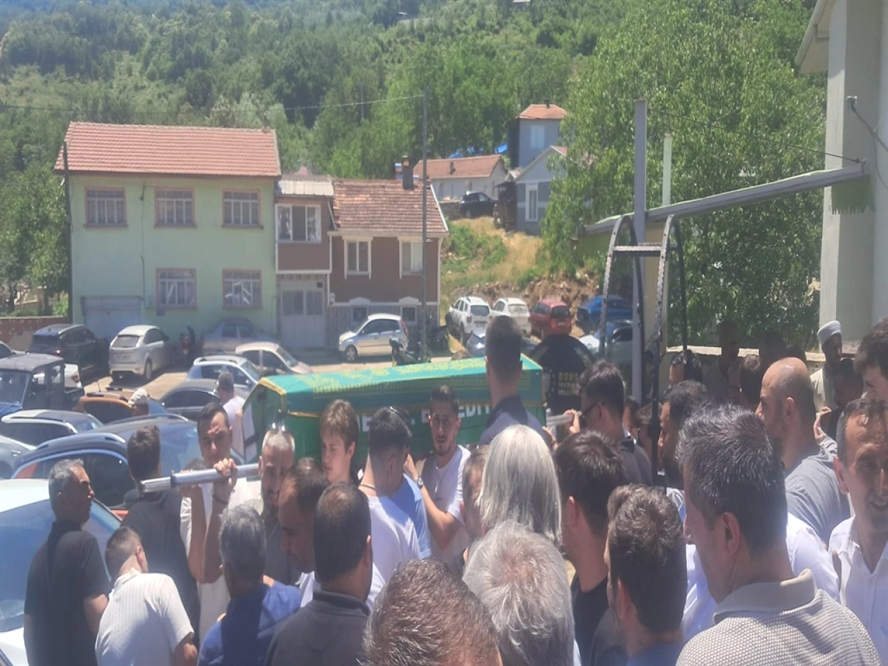 İnegöl'de kaybolan ve baraj gölünde bulunan 2 çocuk babası Ramiz Göktaş toprağa verildi.