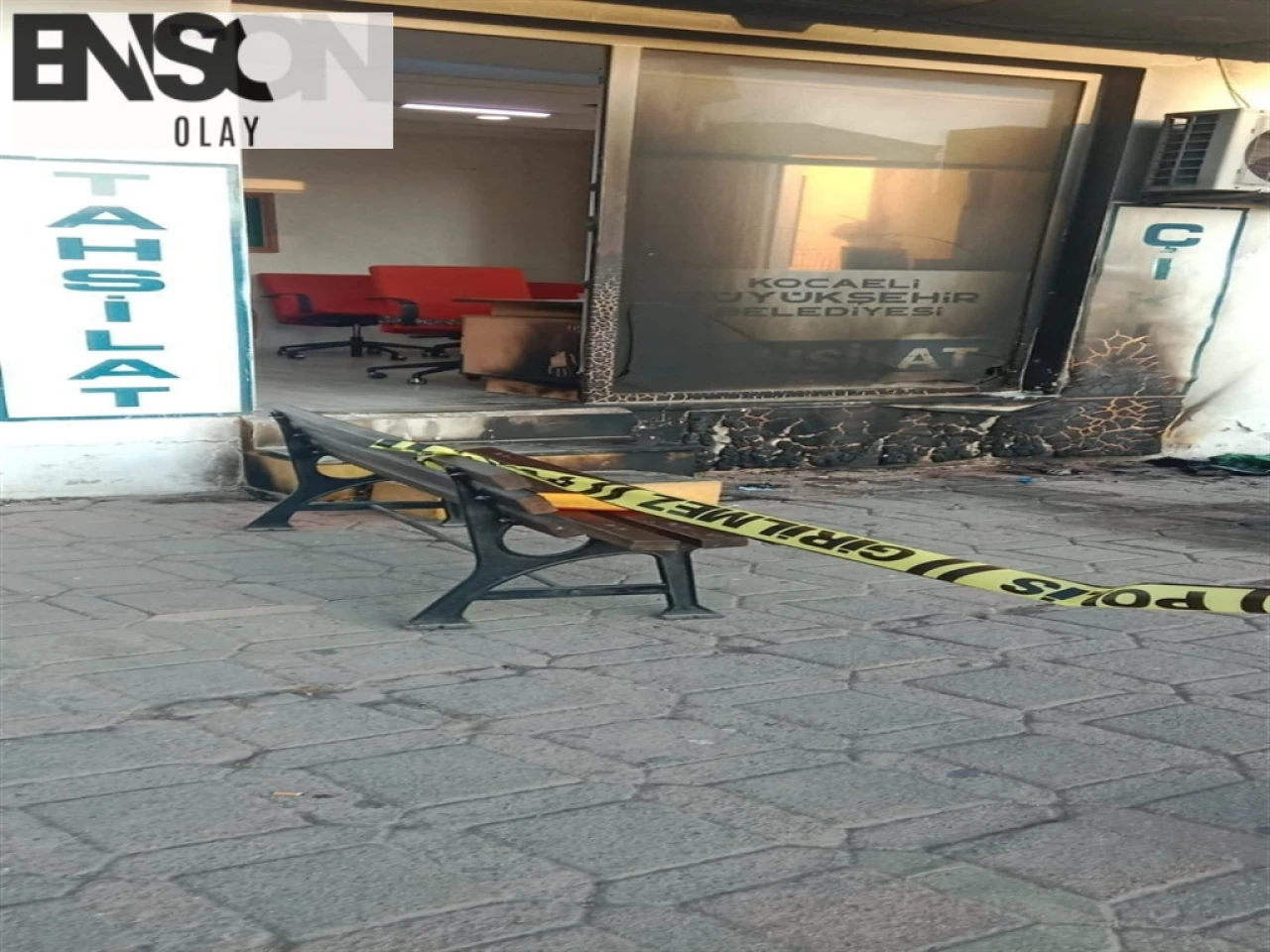 Kocaeli'de Belediye Tahsilat Ofisi Benzinle Ateşe Verildi, Görevli Son Anda Kurtuldu!