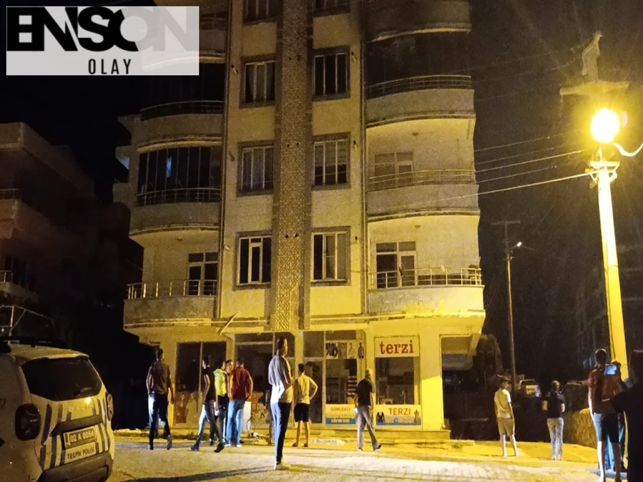 Besni'de 5 Katlı Binada Çıkan Yangın Sonrası 15 Kişi Dumandan Etkilendi, İtfaiye Müdahale Etti