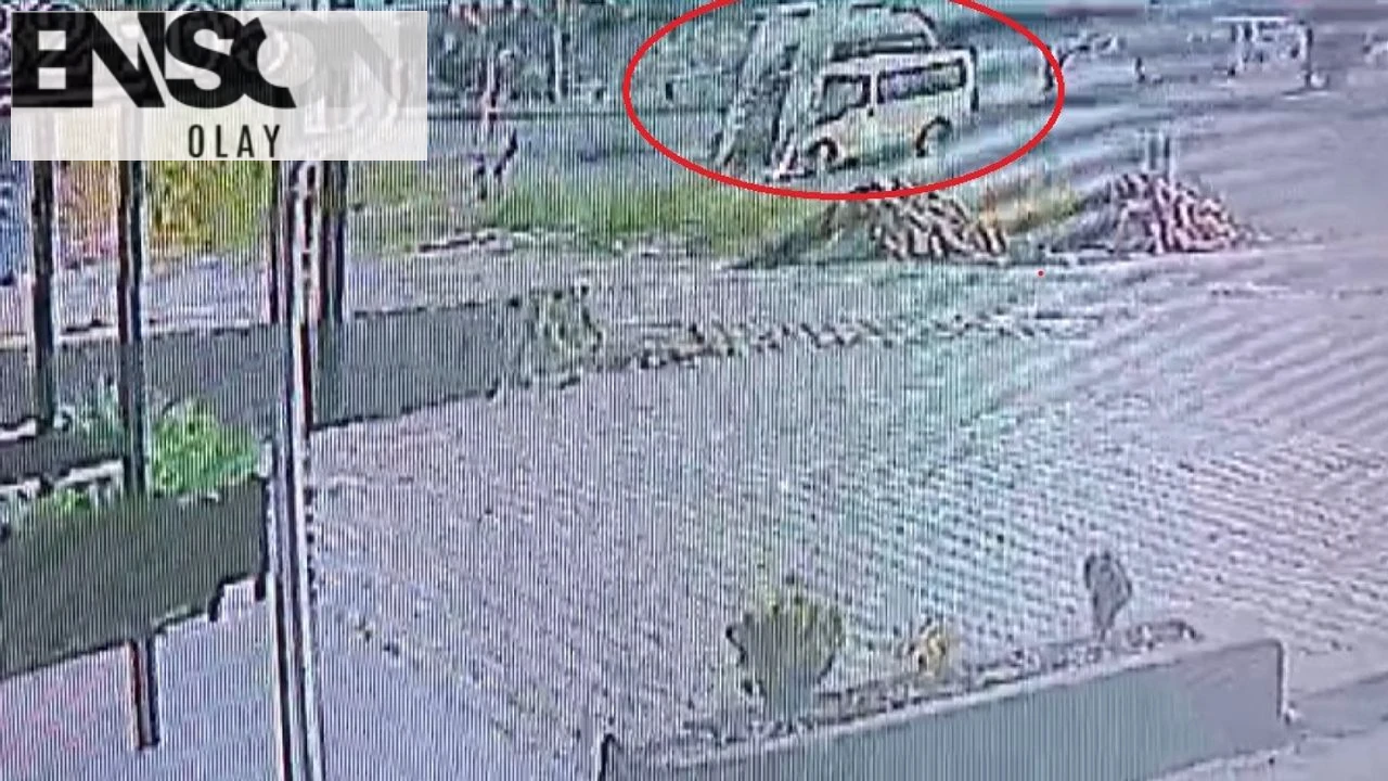 Hatay'ın Defne ilçesinde yaşanan minibüs kazasında genç sürücü hayatını kaybetti, kaza anları kamerada!