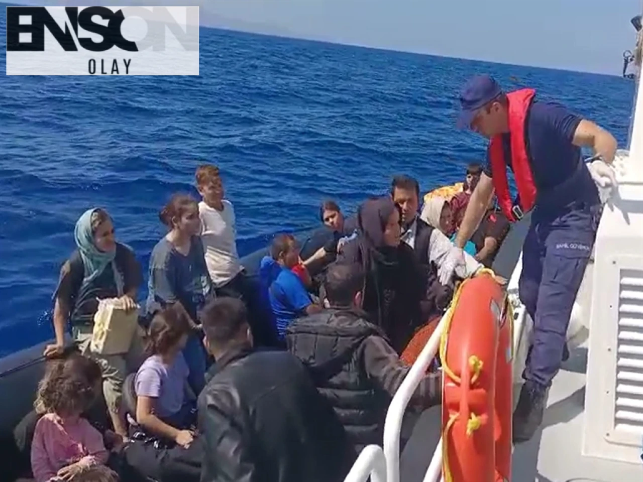 Çanakkale Sahil Güvenlik, Arızalı Bottaki 14 Çocuk ve 32 Kaçak Göçmeni Kurtardı.