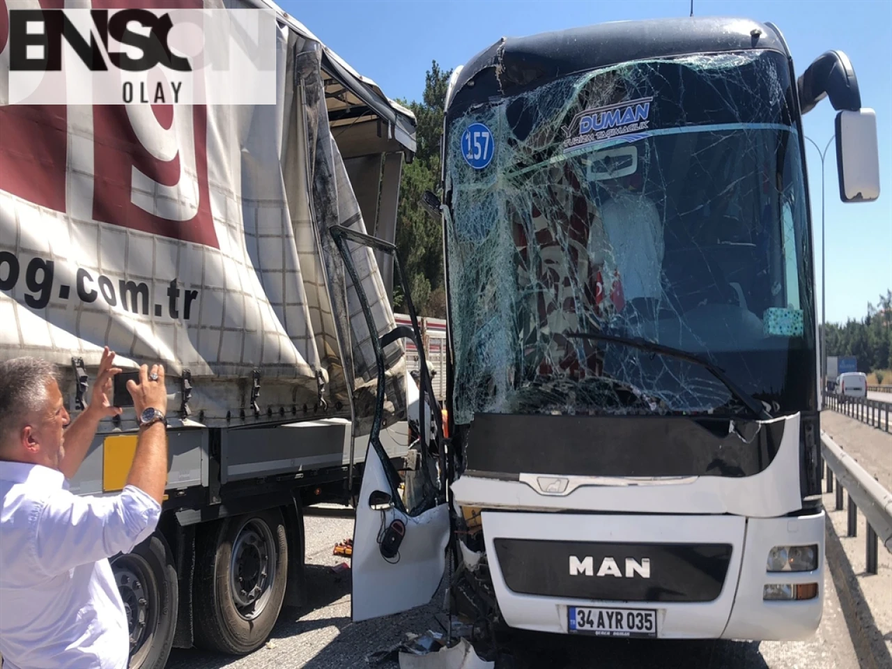 TEM Otoyolu'nda TIR ve otobüs çarpıştı: 3 yaralı! Trafik havadan görüntülendi.