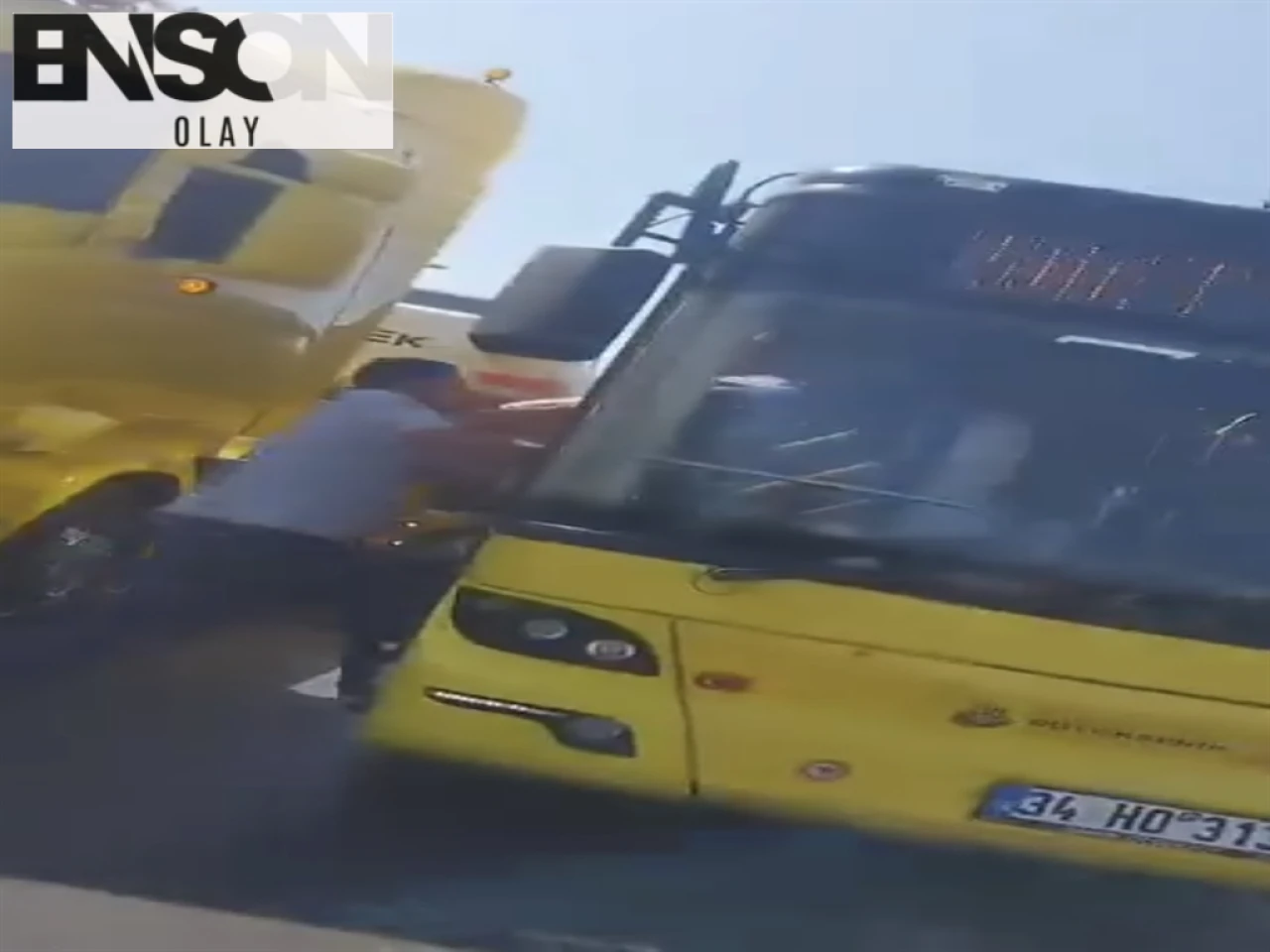 İETT Otobüsü ve TIR Şoförü Arasında Yol Verme Tartışması! Yumruklu Saldırı Anı Kamerada!