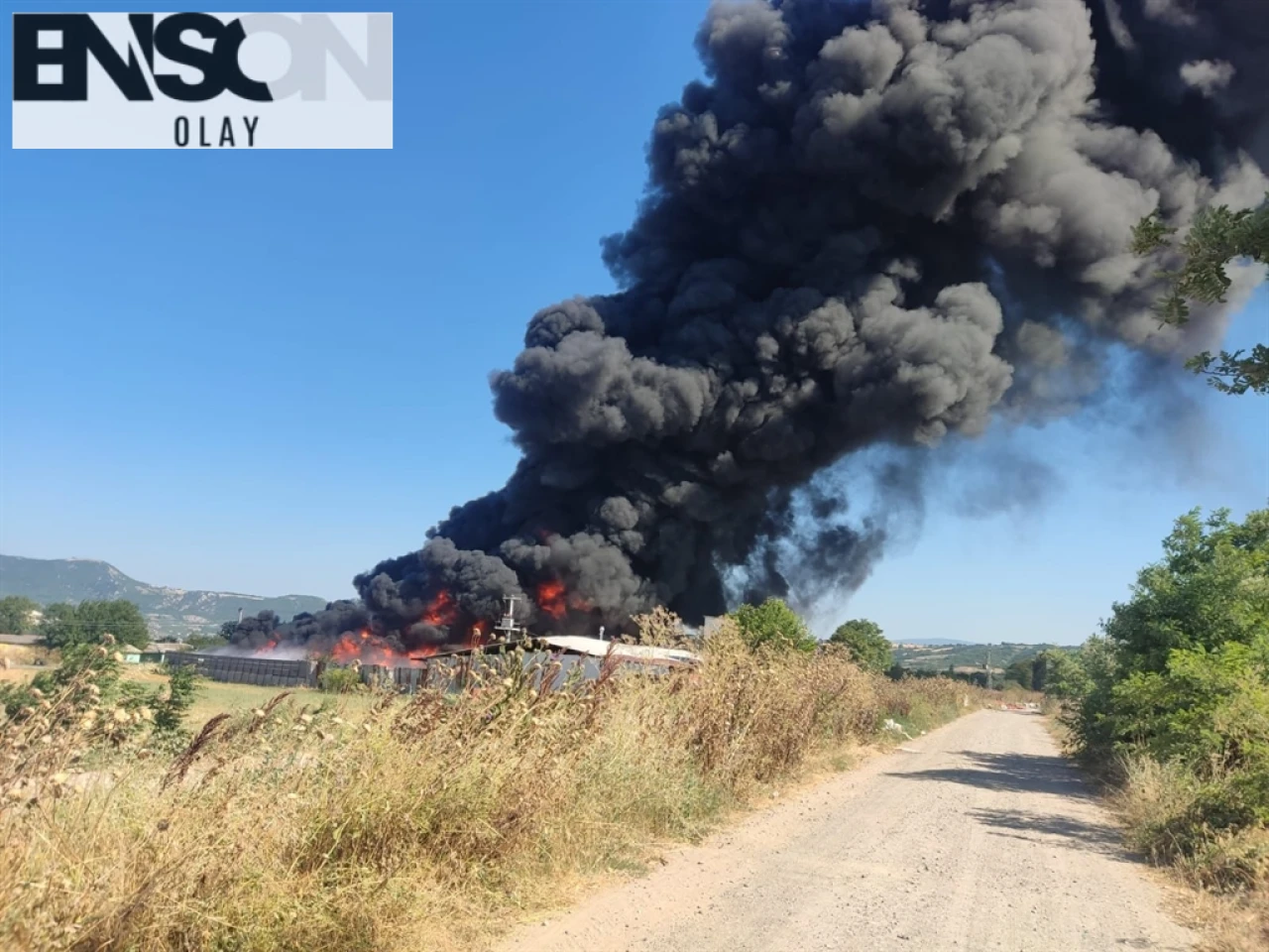 Mustafakemalpaşa'da Plastik Fabrikasında Yangın Çıktı, İtfaiye Ekipleri Müdahale Ediyor