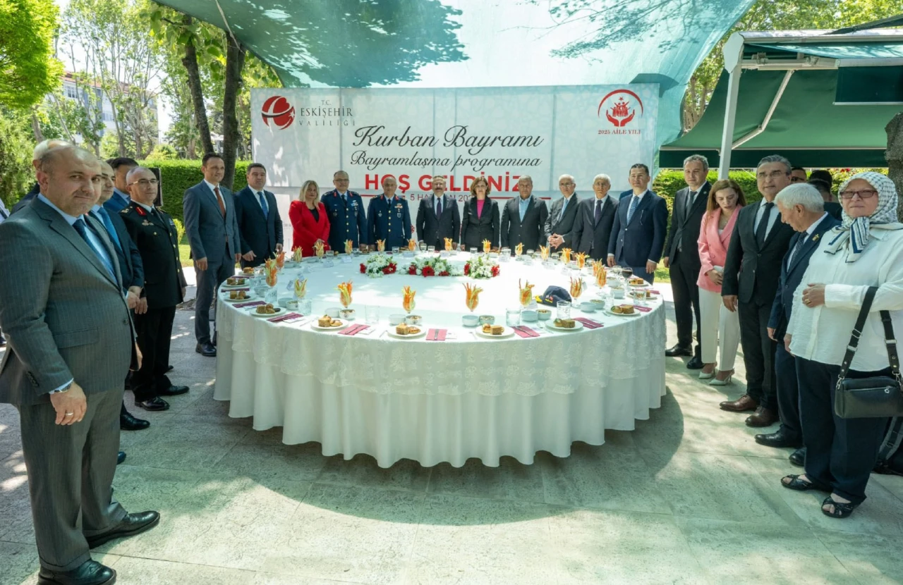 Eskişehir'de Vali Aksoy'un ev sahipliğinde bayram programı düzenlendi!