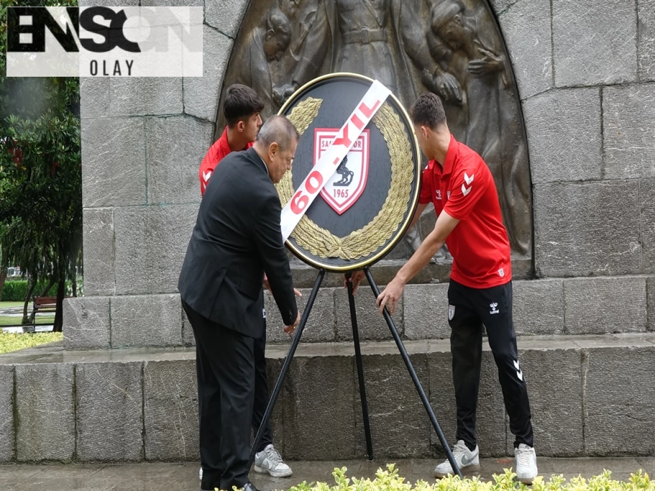 Samsunspor 60. Kuruluş Yılında Atatürk Anıtı'na Çelenk Bıraktı ve Büyük İlgi Gördü