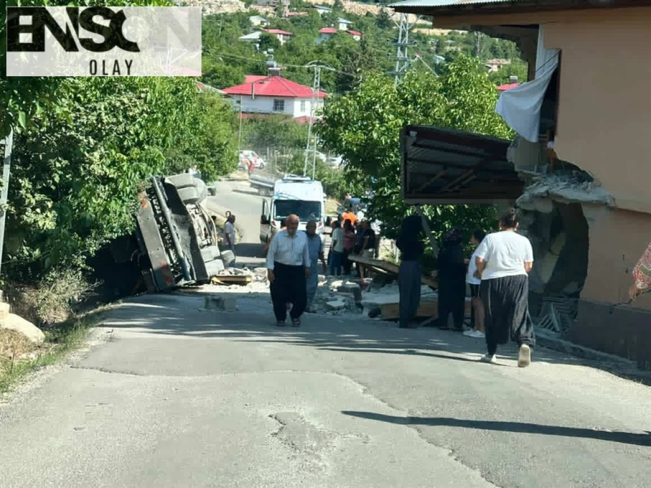 Mersin'de Yol Asfaltlama Kamyonu Eve Çarptı: Sürücü Hayatını Kaybetti