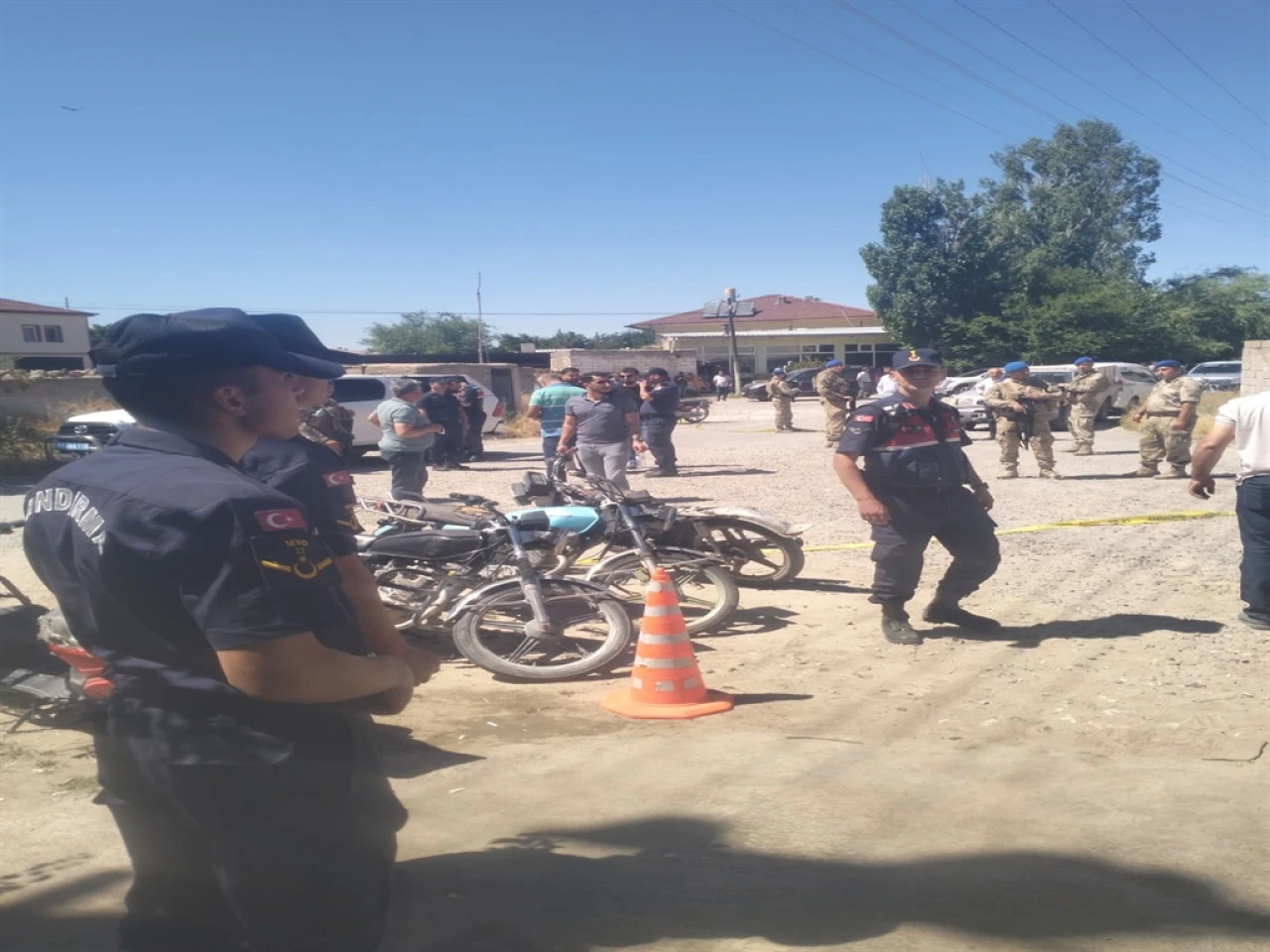 Niğde'de Motosiklet Tamirhanesine Yönelik Tüfekli Saldırı: 1 Ölü, 2 Yaralı - Kaçan Şüpheli Aranıyor
