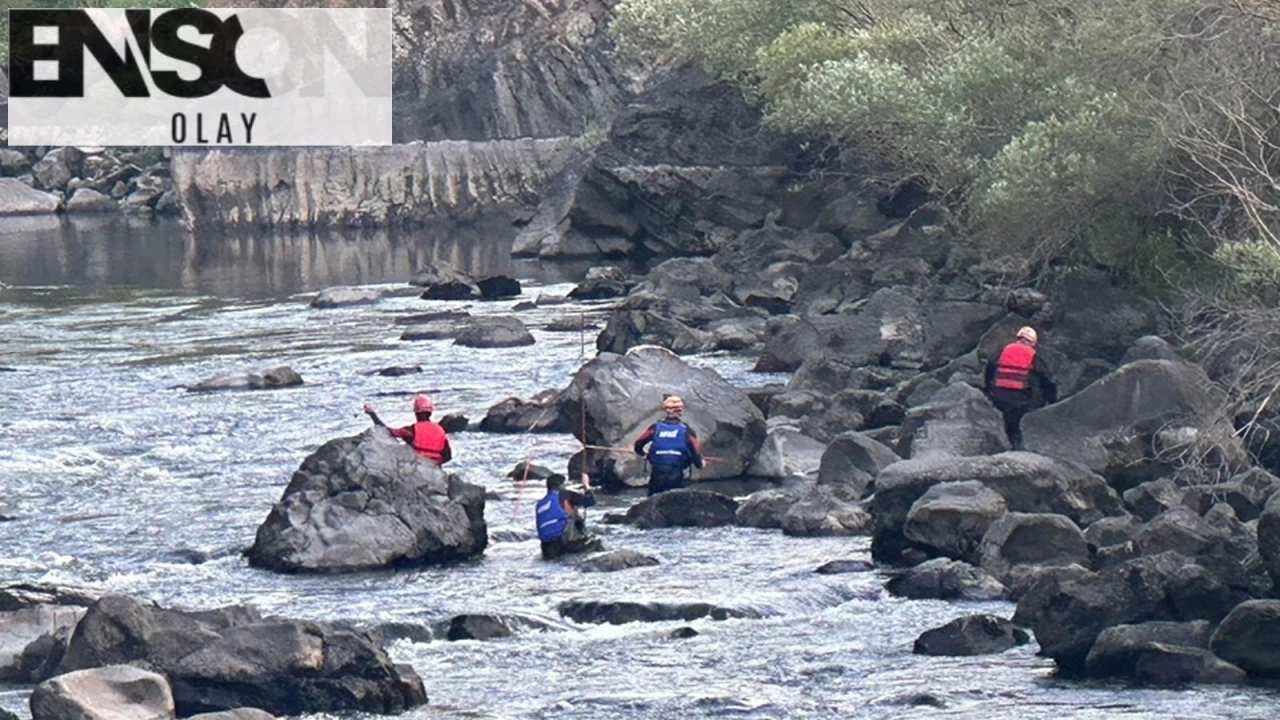 Çıldır'da Kura Nehri'nde 3 Kişiden Birinin Cansız Bedenine Ulaşıldı, Diğeri Aranıyor