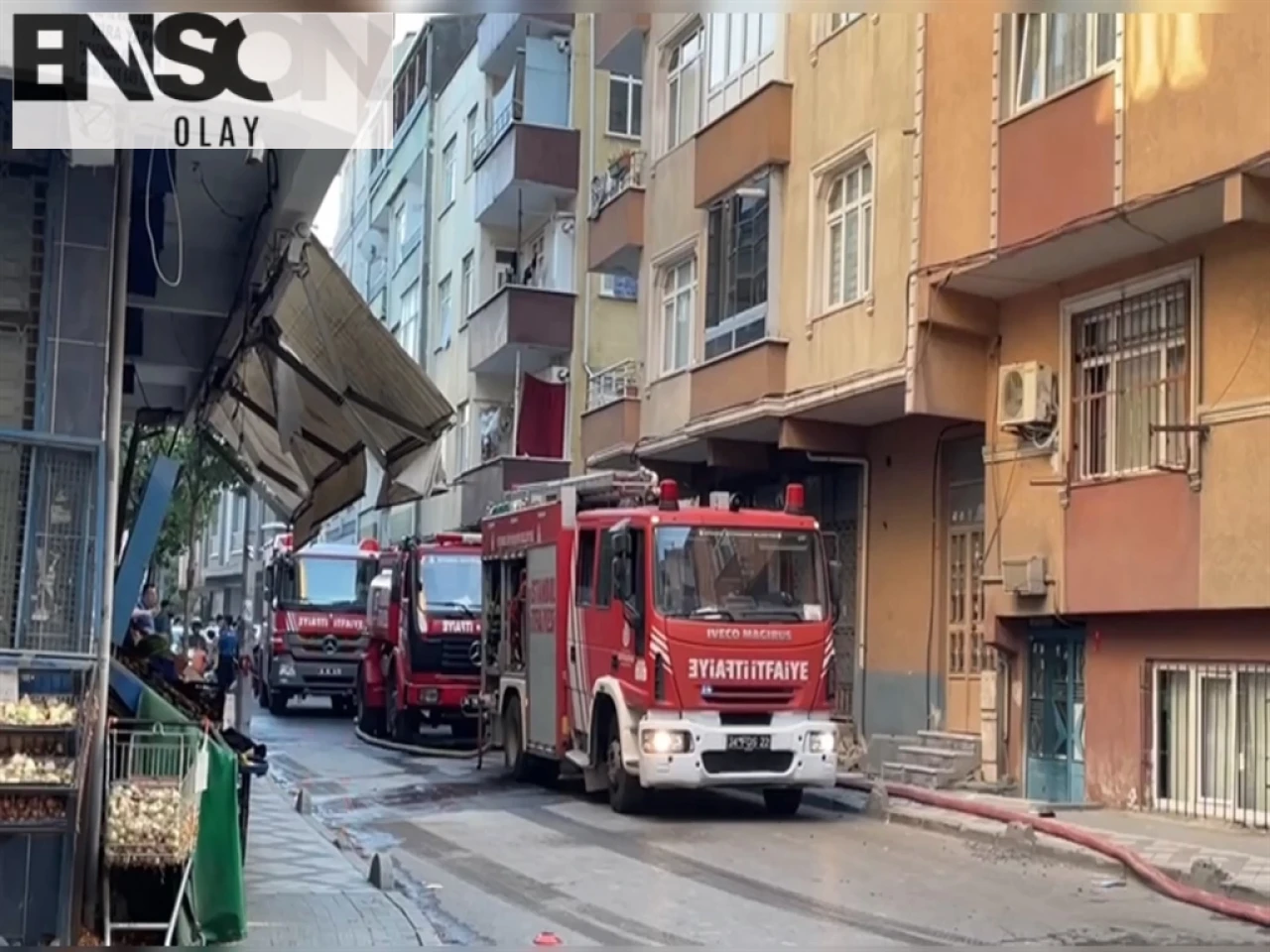 Bağcılar'da İnşaat Alanında Çıkan Yangın 3 Katlı Binaya Sıçradı, İtfaiye Müdahale Etti