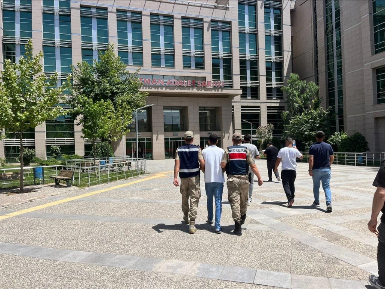 Batman'da Silahlı Yağma Suçundan Aranan Firari Hükümlü Yakalandı ve Tutuklandı.