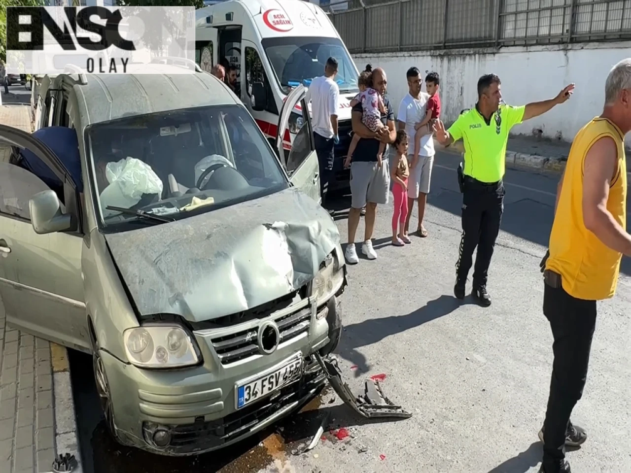 Avcılar'da Park Halindeki Araça Çarpan Aracın Neden Olduğu Kazada 4 Kişi Yaralandı.