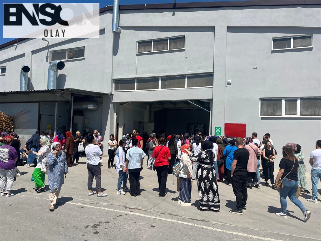 Serdivan'da Fabrika Tavanında Meydana Gelen Çökmede 3 Kişi Yaralandı