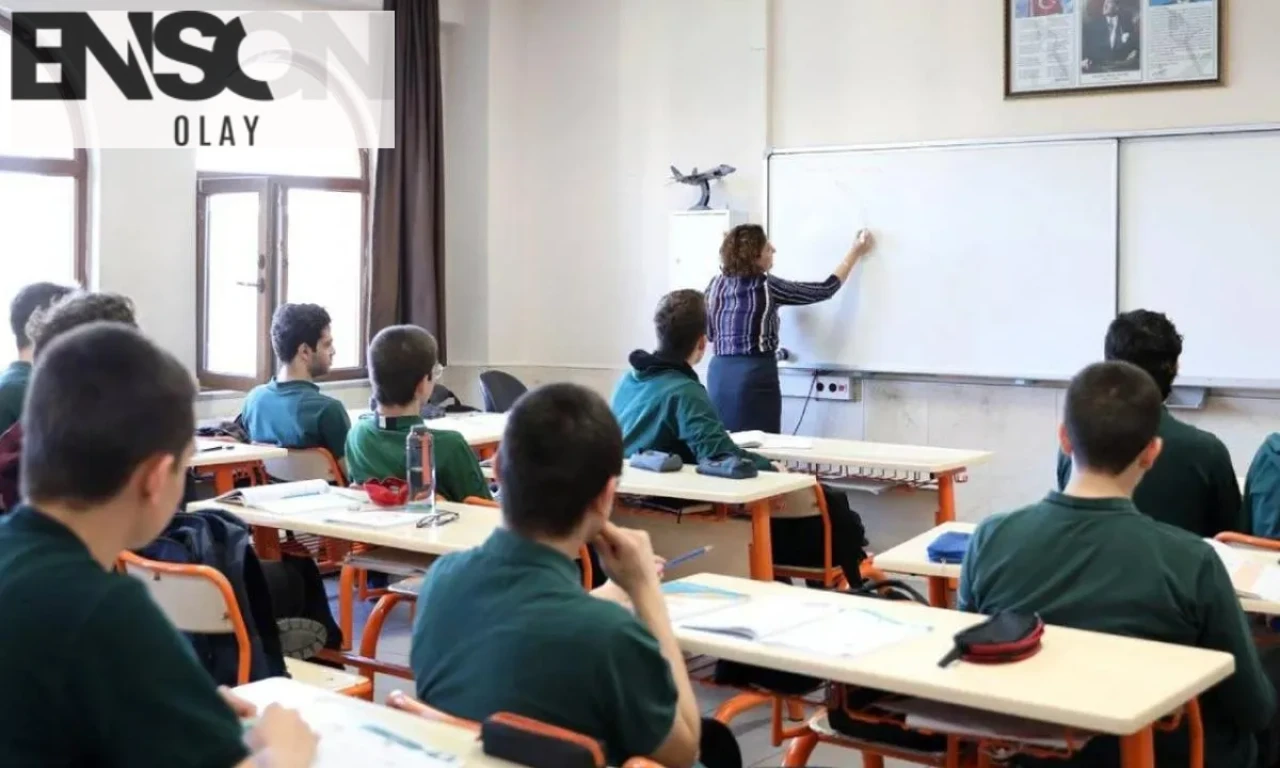 Memur-Sen ve Eğitim-Bir-Sen Genel Başkanı Ali Yalçın, "4+4+4" eğitim sistemini değerlendirdi. Liselerde zorunlu eğitim süresi değişecek mi?