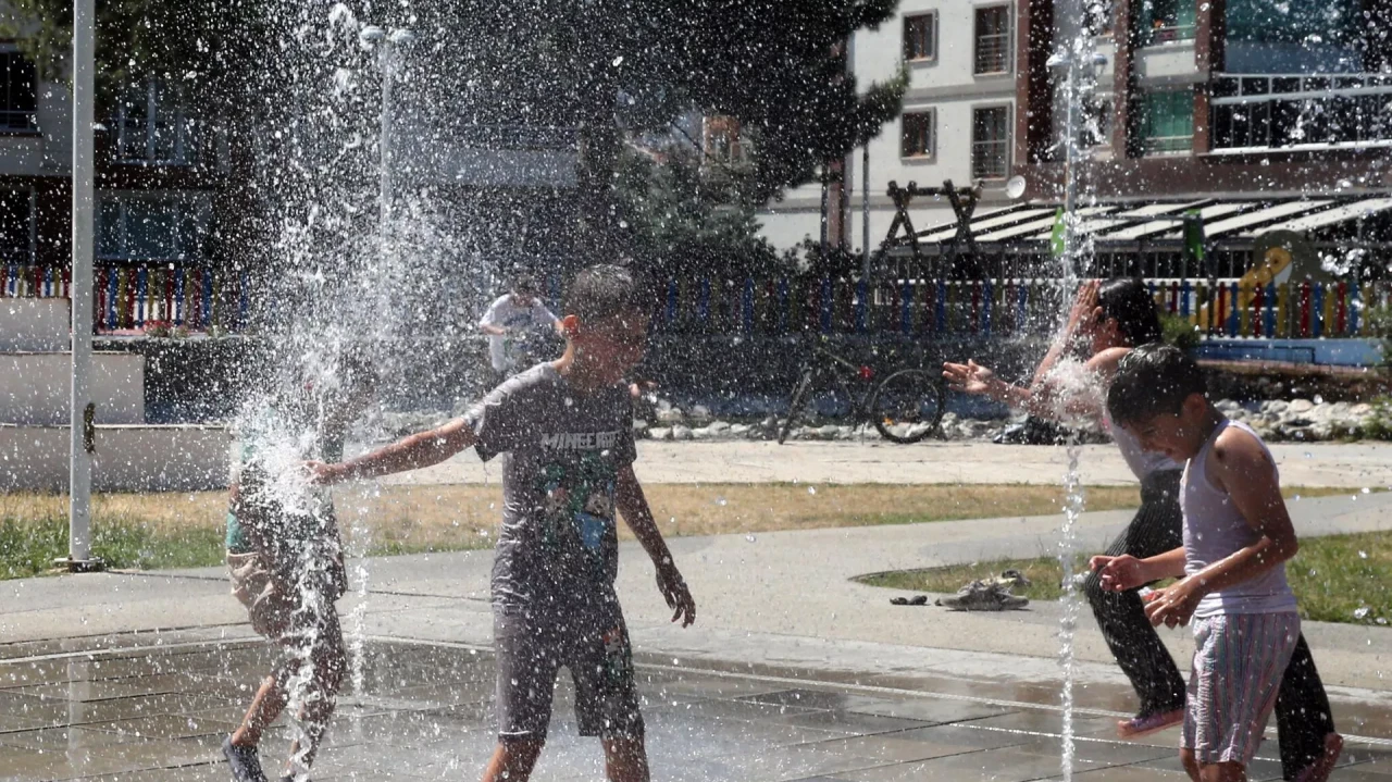 Meteoroloji uyardı: Sıcaklıklar 5 derece yükseliyor, rüzgarın hızı saatte 60 km'ye varıyor, 10 ilde sağanak yağış var