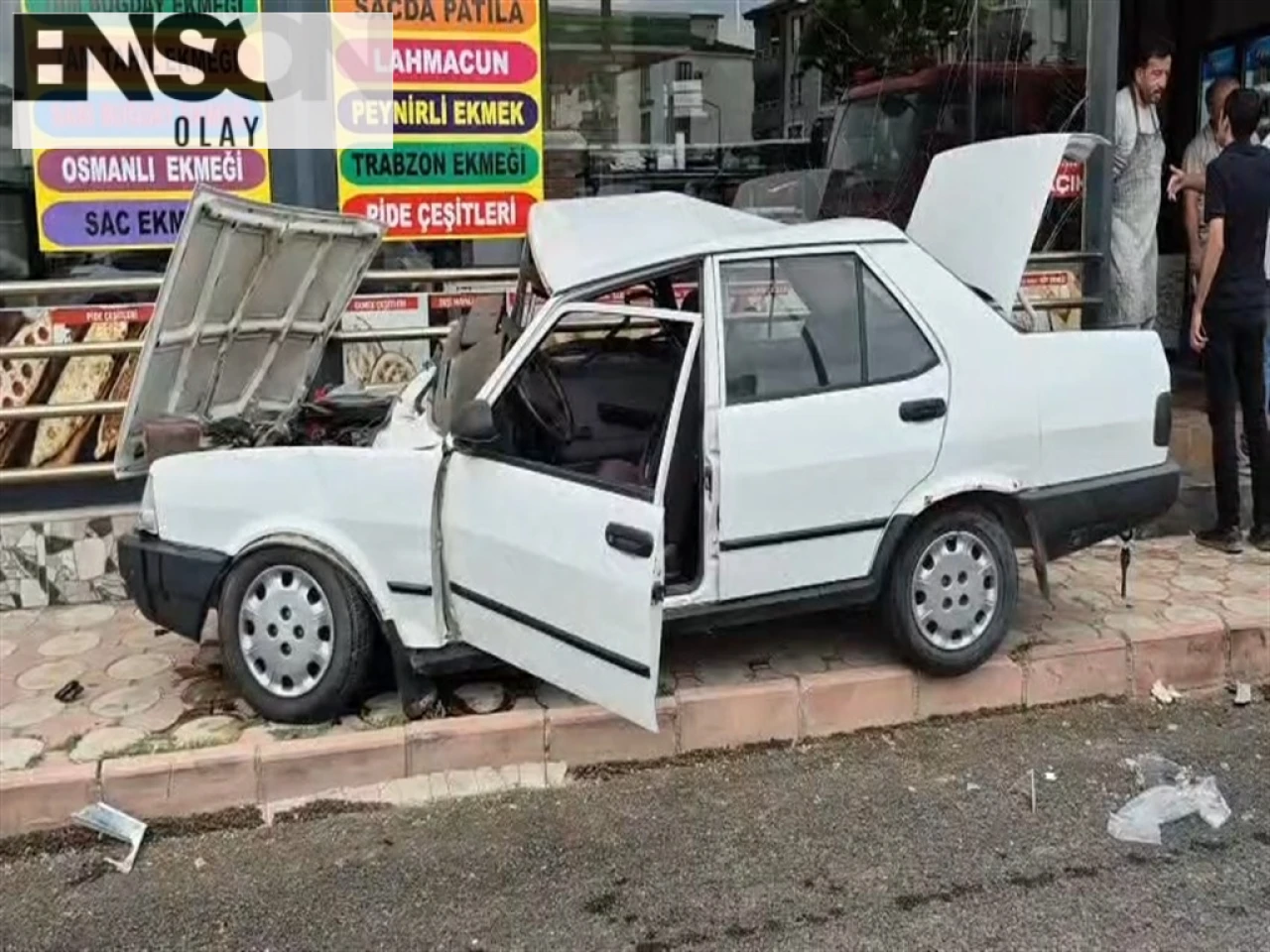 Elazığ'da Çarpışan Araçlar Park Halindeki Araç ve İş Yerine Çarptı: 3 Yaralı!