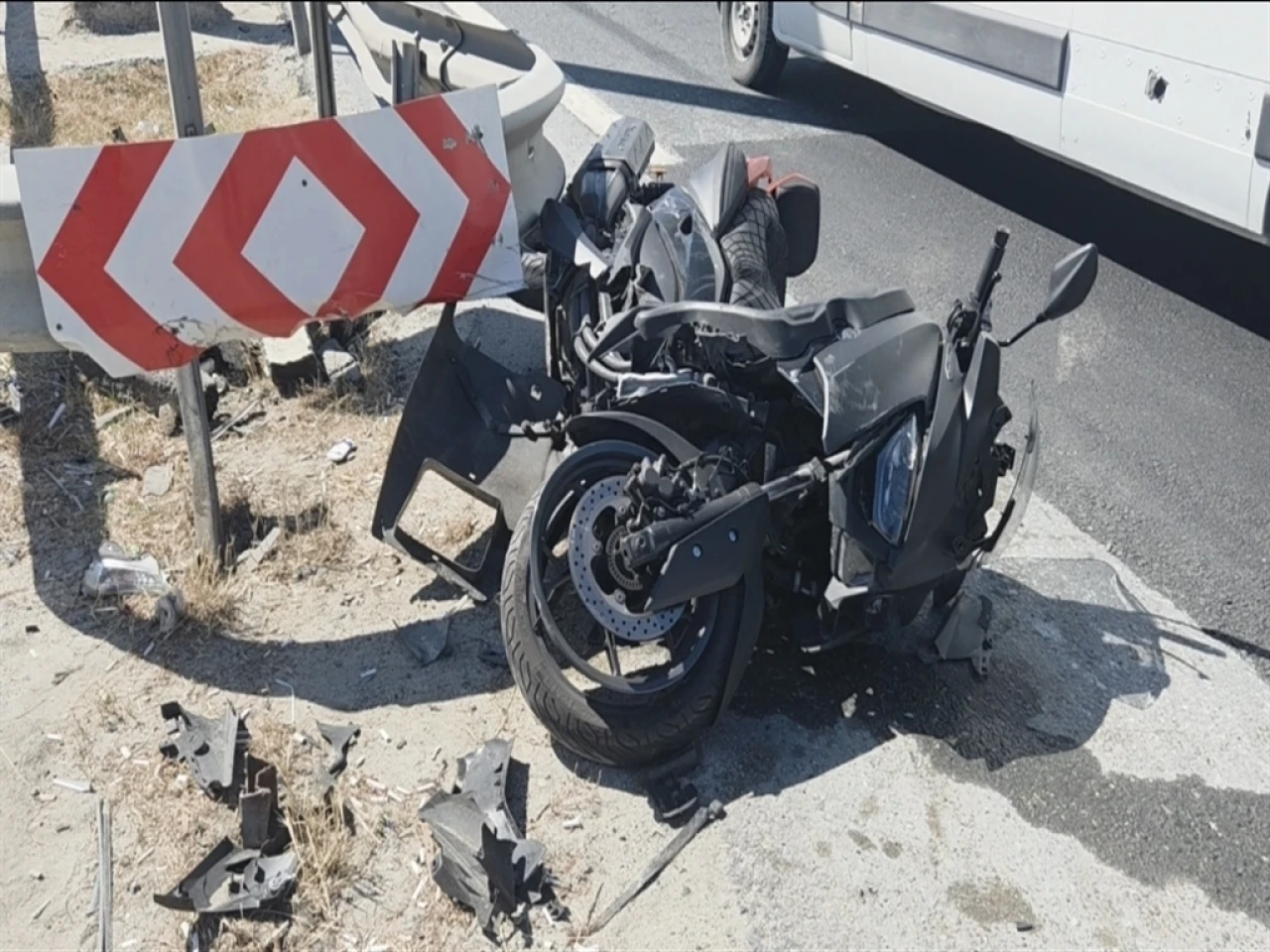 TEM Otoyolu'nda Motosiklet ile Otomobil Çarpıştı: Motosiklet Sürücüsü Hayatını Kaybetti