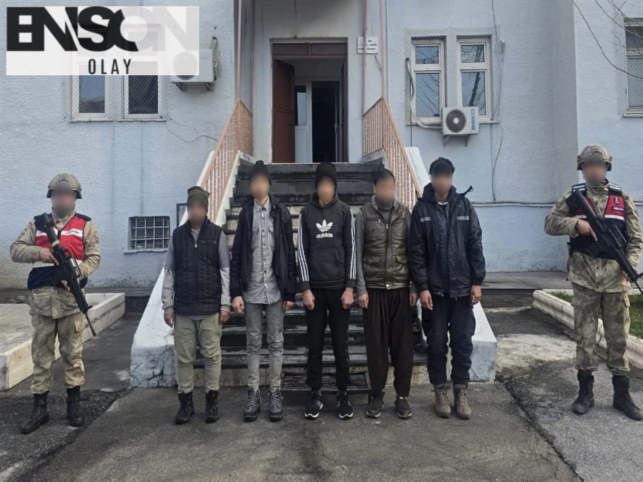 Bitlis Jandarması, 5 kaçak göçmen ve 2 organizatörü yakaladı, organizatörler tutuklandı.