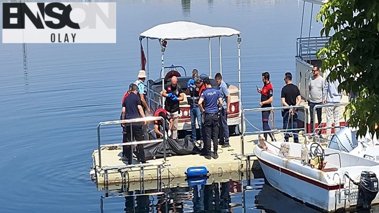 Birecik'te Fırat Nehri'nde bulunan kimliği belirsiz erkek cesedi otopsi için Adli Tıp Kurumu'na götürüldü. Olayla ilgili soruşturma devam ediyor.