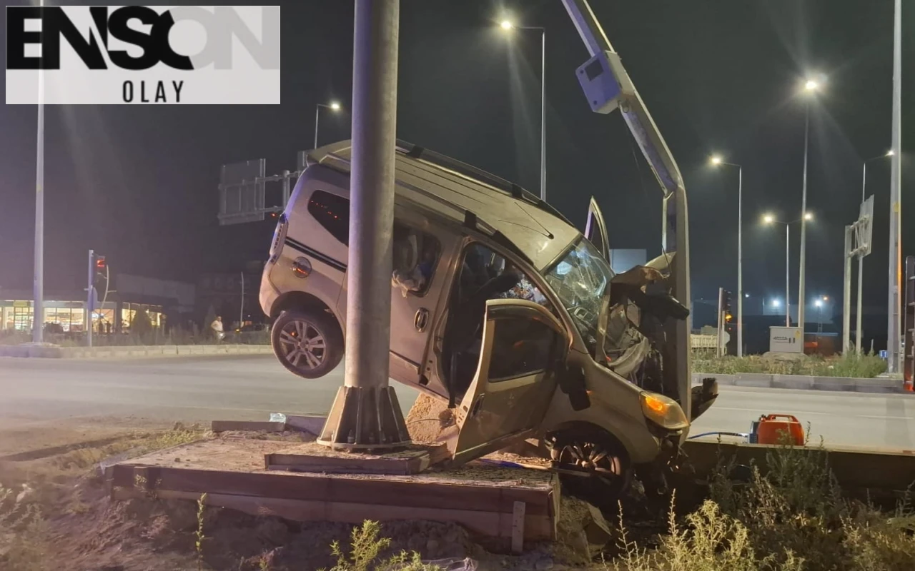 Kayseri-Niğde Yolunda Elektrik Direğine Çarpan Araçta 7 Yaralı!