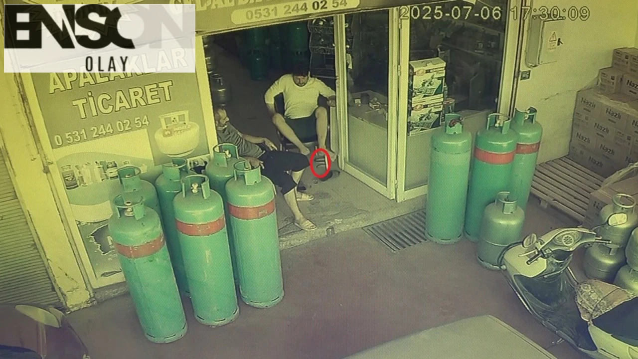 Alanya'da Tüpçü Dükkanında Yılan Korkusu! Abdullah Çelik, Beklenmedik Misafire Karşı Panikledi!